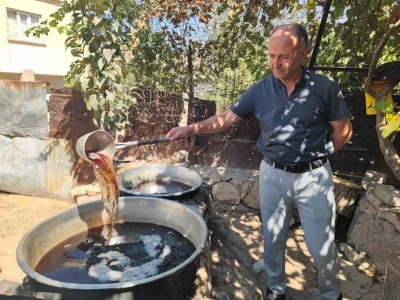 Siirt’te sinceri üzümünden pekmez yapımına başlandı
