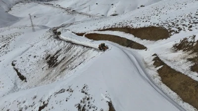 Siirt&rsquo;te tipiden kapanan k&ouml;y yolları temizlendi
