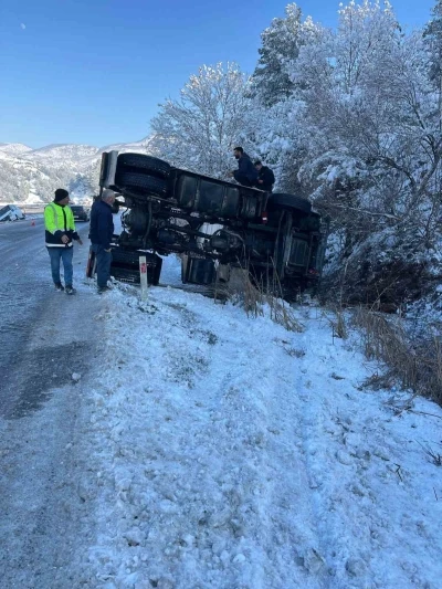 Siirt&rsquo;te tır ve minib&uuml;s devrildi: 4 yaralı
