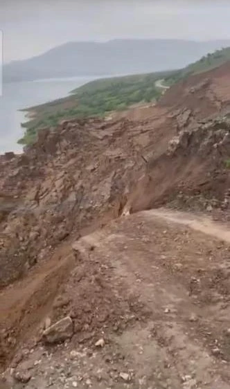Siirt&rsquo;te toprak kayması k&ouml;yl&uuml;leri tedirgin ediyor
