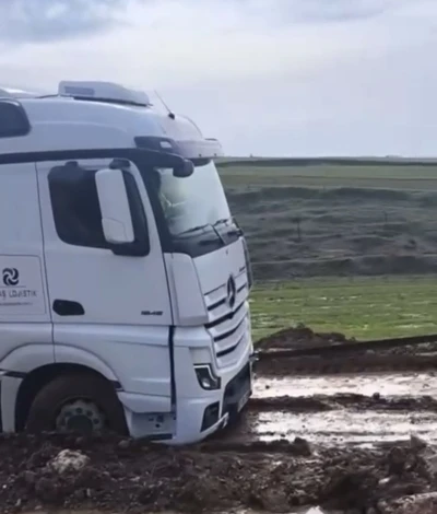 Siirt&rsquo;te TPAO&rsquo;ya ait tır &ccedil;amura saplandı, k&ouml;yl&uuml;ler seferber oldu
