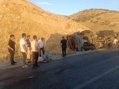 Siirt’te virajı alamayan tır devrildi: 1 yaralı
