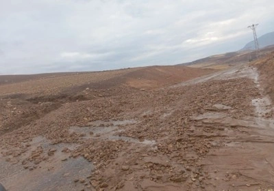 Siirt’te yağışla birlikte oluşan heyelan yola böyle aktı