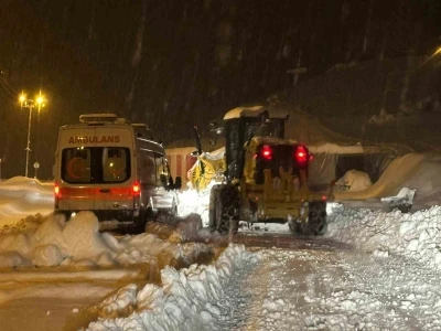 Siirt&rsquo;te yoğun kar yağışına rağmen ekipler &ccedil;alışmaya devam ediyor
