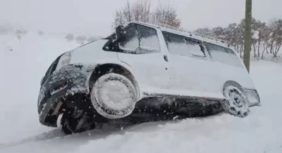 Siirt&rsquo;te yolda kalan ara&ccedil; ve ambulans kurtarıldı
