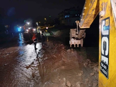 Siirt Valiliği: "Kurtalan&rsquo;da sel ve taşkınlara 21 ara&ccedil; ve 59 personel ile m&uuml;dahale edildi"
