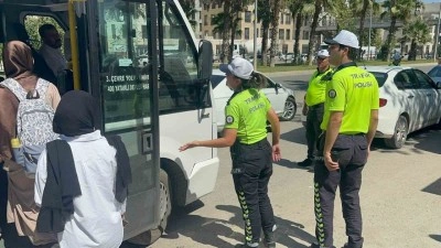 Şikayetini dile getiren sürücü ile trafik polisleri arasında gerginlik