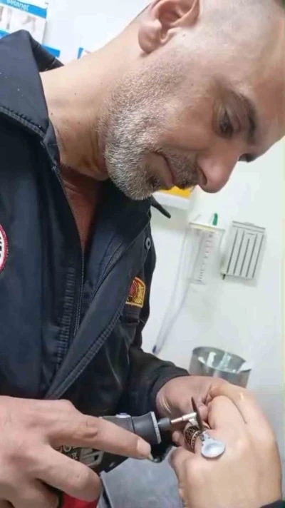 Sıkışan y&uuml;z&uuml;k itfaiye ekiplerince &ccedil;ıkarıldı
