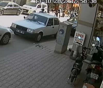 Silah &ccedil;ekmeye &ccedil;alıştığı jandarmanın dikkati faciayı &ouml;nledi
