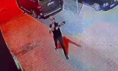 Silahı ateş almayınca panikledi, sonra yeniden ateş a&ccedil;tı... O anlar kamerada
