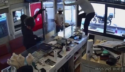 Silahla kuyumcu soymaya gelen 3 acemi hırsızın ellerinin boş döndükleri anlar kamerada
