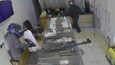 Silahlı 2 hırsız, 3 dakika i&ccedil;erisinde kuyumcuyu soydu... Korku dolu anlar kamerada
