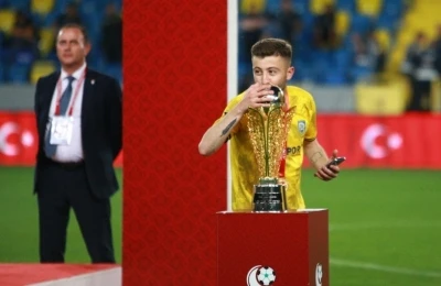 Silahlı kavgada ağır yaralanan futbolcu ent&uuml;be edildi
