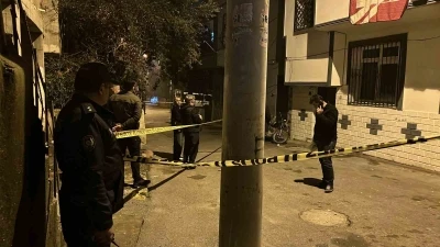 Silahlı kavgada evinin &ouml;n&uuml;nde duran gen&ccedil; kadın başından vurularak hayatını kaybetti
