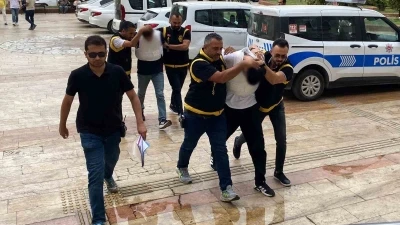 Silahlı kavganın şüphelileri çelik yelekle adliyeye sevk edildi
