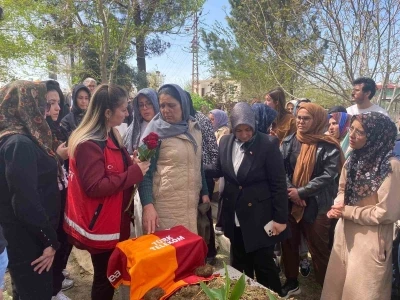Silahlı saldırıda hayatını kaybeden Adnan&rsquo;ın mezar taşına &ccedil;ok sevdiği Galatasaray&rsquo;ın forması bırakıldı
