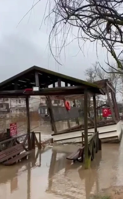 Şile&rsquo;de sağanak su baskınlarına neden oldu
