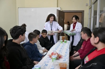 Silifke&rsquo;de aşhaneden her g&uuml;n y&uuml;zlerce kişiye sıcak yemek desteği
