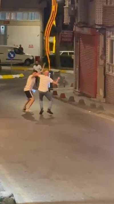 Silivri&rsquo;de bı&ccedil;aklı ve sopalı kavga: 1 yaralı
