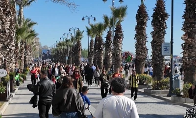 Silivri&rsquo;de g&uuml;neşli havayı fırsat bilenler sahile akın etti
