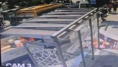 Silivri&rsquo;de kamyonet durağa daldı: 1 kadın yaralandı
