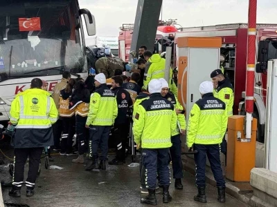 Silivri Kuzey Marmara Otoyolu&rsquo;nda feci kaza: Yolcu otob&uuml;s&uuml;yle otomobil &ccedil;arpıştı
