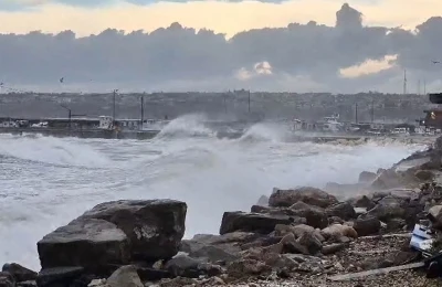 Silivri Sahilinde lodos alarmı: Dev dalgalar kıyıyı d&ouml;vd&uuml;
