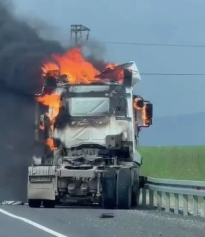 Silopi&rsquo;de alev alev yanan tır kullanılmaz hale geldi
