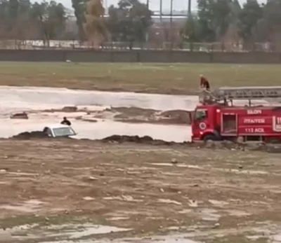 Silopi&rsquo;de otomobille suda mahsur kalan 2 kişi kurtarıldı
