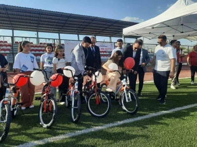Silopi Kaymakamı Partal, başarılı öğrencilere bisiklet hediye etti
