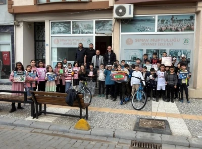 Simav Diyanet Gen&ccedil; Ofisi&rsquo;nden &ouml;ğrencilere hediye s&uuml;rprizi
