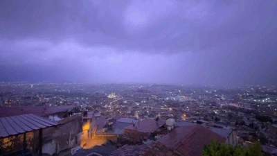 Şimşeklerin geceyi aydınlattığı Hatay&rsquo;da dolu yağışı yolları g&ouml;le &ccedil;evirdi
