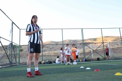 Sinan Kaloğlu’nun kuzeni Yağmur Bor, halı sahaların gözdesi oldu
