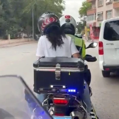 Sınava ge&ccedil; kalan &ouml;ğrencilerin imdadına polis yetişti
