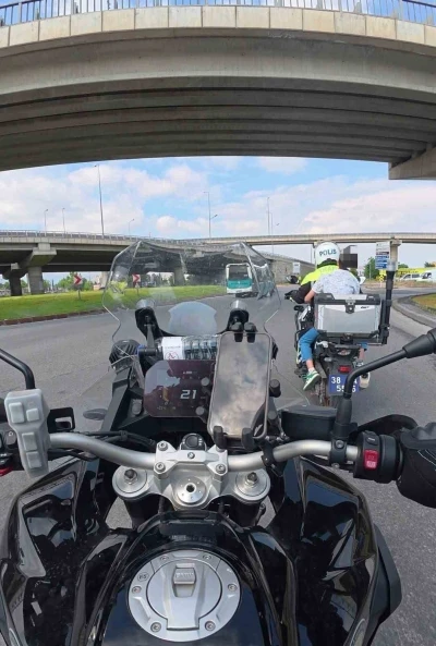 Sınava gireceği okulu karıştıran &ouml;ğrenciyi motosikletli polisler yetiştirdi
