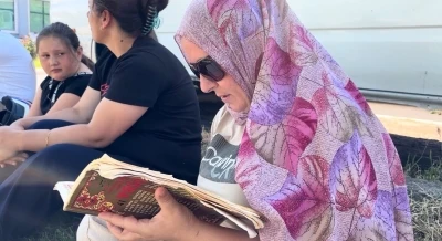 Sınava giren kızını dualarla bekledi
