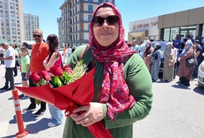 Sınavdan &ccedil;ıkan &ccedil;ocuğunu &ccedil;i&ccedil;eklerle karşıladı
