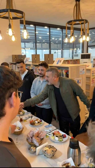 Sincan Belediye Başkanı Ercan, sahurda gen&ccedil;lerle buluştu
