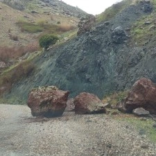 Sincik&rsquo;te kuvvetli yağış sonrası k&ouml;y yoluna kaya d&uuml;şt&uuml;