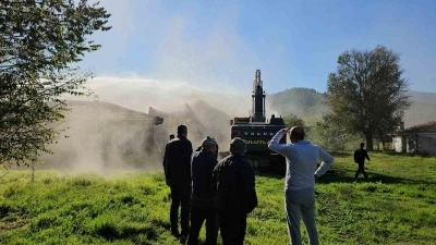Sındırgı’da 52 yıllık evli çift depremde ağır hasar gören evlerinin yıkılışını gözyaşlarıyla izledi
