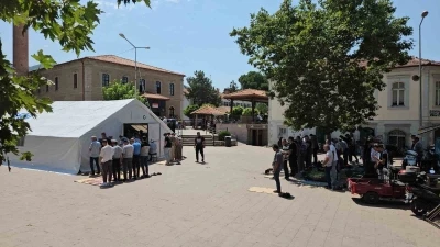 Sındırgı’da cuma namazı çadırlarda kılındı
