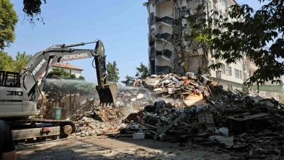 Sındırgı’da deprem sonrası hasarlı binaların yıkımına başlandı
