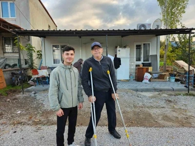 Sındırgı’da deprem sonrası yaralar sarılıyor
