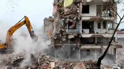 Sındırgı’da deprem sonrası yıkımlar yeniden başladı
