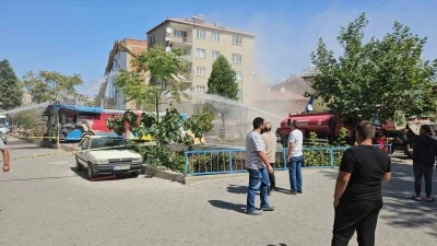 Sındırgı’da depremde ağır hasar gören binalar yıkılmaya devam ediyor
