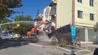 Sındırgı’da depremde hasar alan otel yıkıldı

