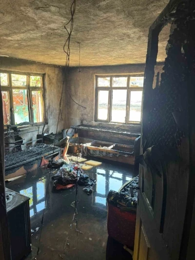 Sındırgı’da elektrik kontağından çıkan yangında ev küle döndü
