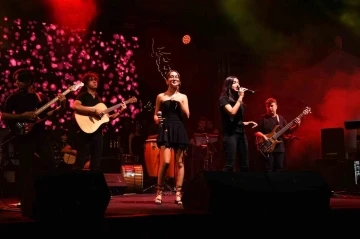 Sındırgı&rsquo;da MOD10 Gen&ccedil;lik Konserine yoğun ilgi
