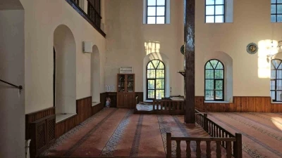 Sındırgı’daki depremde tarihi cami hasar gördü
