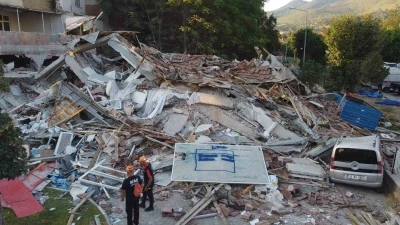 Sındırgı depreminde çöken bina sabahın ilk ışıkları ile havadan görüntülendi
